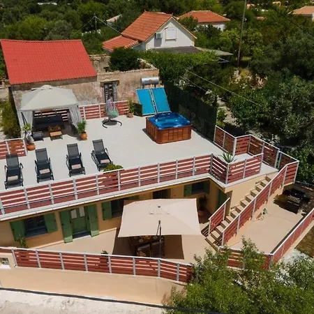 Luxury House Near The Beach *